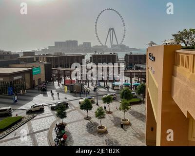 Vue imprenable sur le complexe riverain de Dubaï, les magasins de détail, les restaurants et la plage de sable en été | The Beach at Jumeirah Beach Residence Banque D'Images