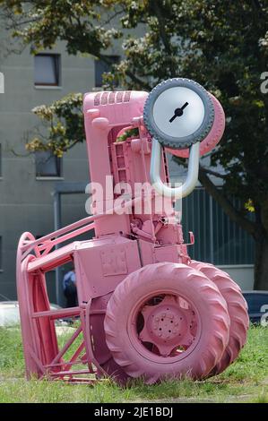 Mercredi, 22 juin 2022, le sculpteur David Cerny a dévoilé son nouveau travail à Strahov. Le premier monument punk du groupe Padlock s'appelle 'Stand Banque D'Images