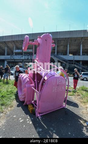 Prague, République tchèque. 22nd juin 2022. Le premier monument punk de Prague a été dévoilé à 22 juin 2022, à l'occasion du 40th anniversaire du groupe de punk-rock tchèque Visaci zamek. Il est destiné à commémorer le kiosque qui était appelé le John stud Stall. L'auteur du monument est le sculpteur David Cerny. Crédit : Katerina Sulova/CTK photo/Alamy Live News Banque D'Images