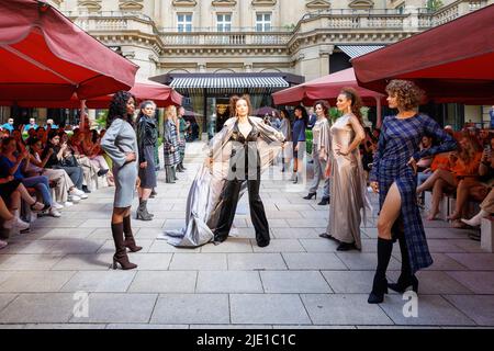 24 juin 2022, Hessen, Francfort-sur-le-main: Les modèles marchent pendant le spectacle du designer de mode Anja Gockel au Steigenberger Frankfurter Hof. Photo: Jörg Halisch/dpa Banque D'Images