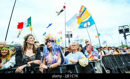 Glastonbury, Royaume-Uni. 24th juin 2022. ROYAUME-UNI. Vendredi 24 juin 2022. Festival de la mode en tant que fans regarder la maison surpeuplée se jouer sur la Pyramid Stage pendant le Glastonbury Festival digne Farm . Photo par crédit : Julie Edwards/Alamy Live News Banque D'Images