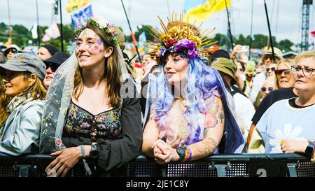 Glastonbury, Royaume-Uni. 24th juin 2022. ROYAUME-UNI. Vendredi 24 juin 2022. Festival de la mode en tant que fans regarder la maison surpeuplée se jouer sur la Pyramid Stage pendant le Glastonbury Festival digne Farm . Photo par crédit : Julie Edwards/Alamy Live News Banque D'Images