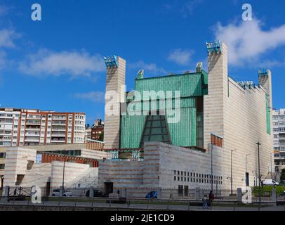 Festival Palace Palacio de Festivales Santander Cantabria Espagne Bâtiment conçu pour représenter un tigre qui repose sur son dos avec ses jambes dans l'air Banque D'Images