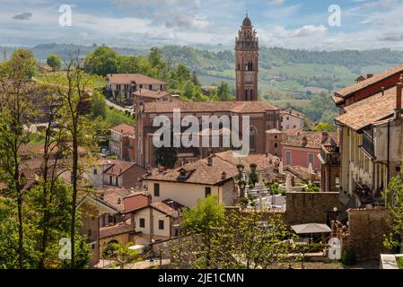 Monforte d'Alba, langhe, Italie: Vue du village médiéval sur les collines de Langhe avec l'église Madonna della Neve (Madonna de la neige) sur le ciel bleu et Banque D'Images