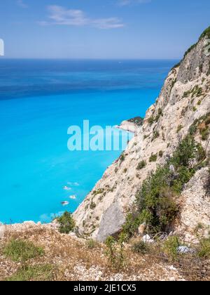 Bleu turquoise lumineux au large du cap Lefkata ou Doukato causé par la farine de roche particulaire due à l'érosion des falaises de calcaire - Lefkada Grèce Banque D'Images
