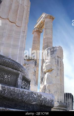 Paysage de piliers d'architecture et de sculptures anciennes dans le Temple d'Apollon à Didyma, Turquie. Motif et motif en forme d'arche sur pierre Banque D'Images