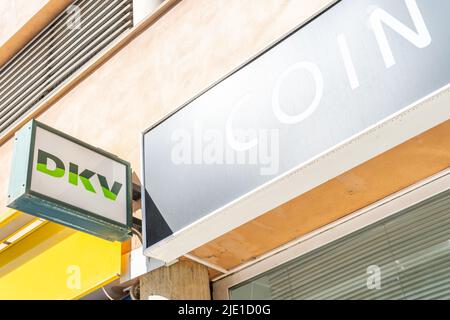 Manacor, Espagne; mai 14 2022: Affiche de la compagnie d'assurance internationale DKV dans la ville de Manacor, Espagne Banque D'Images