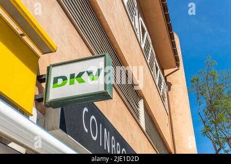 Manacor, Espagne; mai 14 2022: Affiche de la compagnie d'assurance internationale DKV dans la ville de Manacor, Espagne Banque D'Images