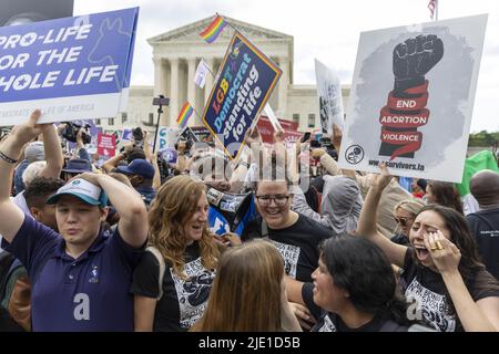 Washington, États-Unis. 24th juin 2022. Les partisans de Pro Life applaudissent devant la Cour suprême des États-Unis à Washington, DC, vendredi, 24 juin 2022. La Cour suprême a renversé Roe contre Wade, par un vote de 6-3, éliminant le droit constitutionnel à un avortement après 50 ans après la décision. Photo par Tasos Katopodis/UPI crédit: UPI/Alay Live News Banque D'Images