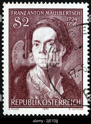 AUTRICHE - VERS 1974: Un timbre imprimé en Autriche montre autoportrait, peinture de Franz Anton Maulbertsch (1724-1796), peintre autrichien, vers 1974 Banque D'Images