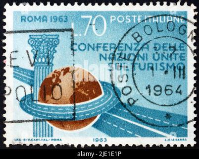 ITALIE - VERS 1963: Un timbre imprimé en Italie montre la colonne romaine, le Globe and Highways, Conférence touristique des Nations Unies, Rome, vers 1963 Banque D'Images