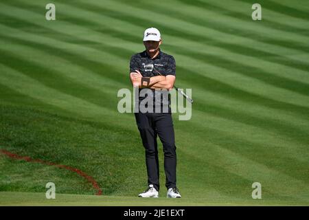 Cromwell CT, États-Unis. 24th juin 2022. Keegan Bradley, de Woodstock, Vermont, attend de se tapiquer sur le green 17th lors de la deuxième partie du tournoi de golf PGA Travelers Championship qui s'est tenu à TPC River Highlands, dans Cromwell CT. Crédit obligatoire Eric Canha/Cal Sport Media/Alay Live News Banque D'Images