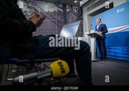 2022-06-24 17:00:03 LA HAYE - le ministre Mark Harbers donne une conférence de presse sur Schiphol et l'aéroport de Lelystad. L'aéroport de Schiphol est confronté à des pénuries de personnel, notamment en matière de sécurité. Le cabinet prendra une décision concernant l'ouverture de l'aéroport de Lelystad en 2024. ANP BART MAAT pays-bas hors - belgique hors Banque D'Images