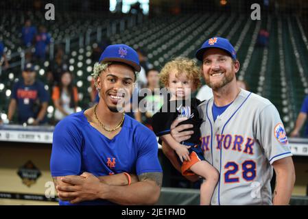 Le shortstop Francisco Lindor (12) pose avec des fans au match de la MLB entre les Astros de Houston et les mets de New York le mardi, 21 juin, 20 Banque D'Images