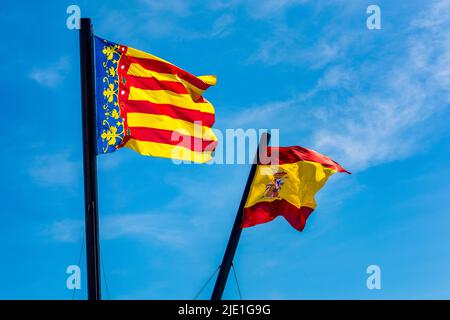 Les drapeaux de l'Espagne et de Valence volant près de la plage à Valence, Espagne Banque D'Images