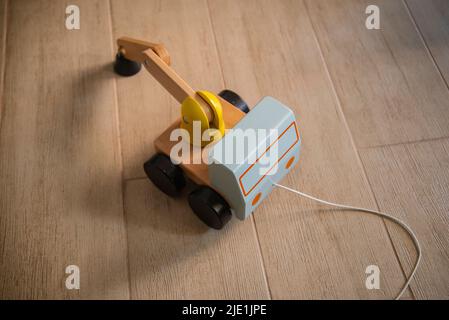 Camion en bois sur la chaussée avec corde en coton. Photo de haute qualité Banque D'Images