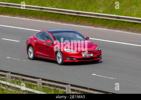 2020 rouge Tesla modèle S longue portée AWD 100Dkwh à hayon électrique ; sur l'autoroute M61, Manchester, Royaume-Uni Banque D'Images