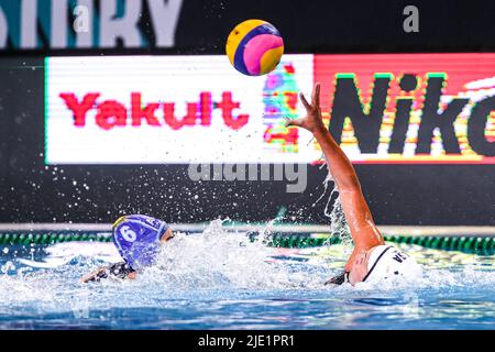 SZEGED, HONGRIE - JUIN 24: Lara Romano Maitena d'Argentine, Bayley Weber des États-Unis pendant les Championnats du monde de la FINA Budapest 2022 match entre les États-Unis d'Amérique et l'Argentine sur 24 juin 2022 à Szeged, Hongrie (photo par Albert Ten Hove/Orange Pictures) crédit: Orange pics BV/Alay Live News Banque D'Images