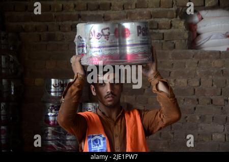 23 juin 2022, Peshawar, khyber pakhtunkhwa, Pakistan: Les travailleurs de la Fondation Alkhidmat chargent des secours dans des camions de livraison pour les victimes afghanes du tremblement de terre à Chamkani. Plus de 1 000 personnes ont été tuées et plus de 1 500 autres blessées après un séisme de magnitude 5,9 qui a frappé l'est de l'Afghanistan avant l'aube le 22 juin, a rapporté l'agence de presse nationale de Bakhtar. Selon les autorités, le nombre de morts devrait augmenter. (Image de crédit : © Hussain Ali/Pacific Press via ZUMA Press Wire) Banque D'Images