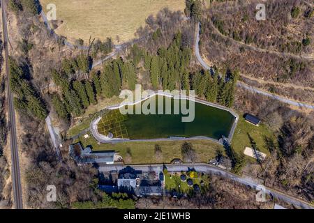 Vue aérienne, Waldfreibad Gudenhagen avec le restaurant Forsthaus Waldsee, Gudenhagen, Brilon, pays aigre, Rhénanie-du-Nord-Westphalie, Allemagne, DE, Europe, dehors Banque D'Images