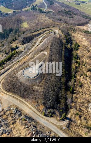 Vue aérienne, cercle de pierres et point de vue à la carrière Bilstein, Brilon, pays aigre, Rhénanie-du-Nord-Westphalie, Allemagne, Point de vue, Bilsteinhalde, DE, Banque D'Images