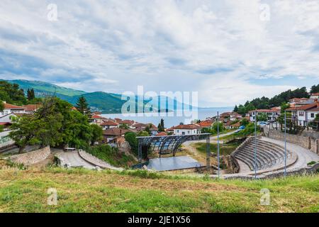 Ohrid, Macédoine du Nord - juin 2022 : ancien amphithéâtre ou théâtre antique d'Ohrid avec vue sur la vieille ville par le lac d'Ohrid en Macédoine Banque D'Images