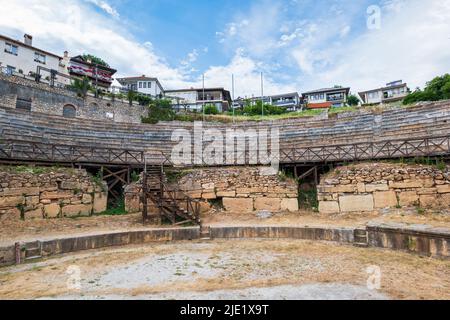 Ohrid, Macédoine du Nord - juin 2022 : ancien amphithéâtre ou théâtre antique d'Ohrid avec vue sur la vieille ville par le lac d'Ohrid en Macédoine Banque D'Images