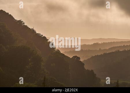 Silhouette de collines et de crêtes galloises au coucher du soleil Banque D'Images
