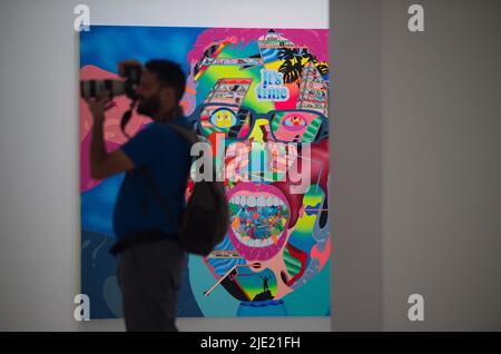 24 juin 2022, Malaga, Espagne: Un tableau est vu comme un photographe prend des photos lors de l'ouverture de l'exposition "Easy Freedom" par l'artiste allemand Erik Parker, au Centre d'art contemporain. Ce spectacle, considéré comme l'exposition la plus importante de l'artiste et influençant pour sa sous-culture américaine, affiche près de 40 œuvres et peintures caractérisées par des couleurs saturées et fluorescentes. Erik Parker, un artiste basé à New York, combine différents styles représentant l'esthétique de la psychédélie. L'exposition se tiendra à partir de 24th. Juin à 28th. Août, (Credit image: © Jesus Merida/SOPA Images via ZUMA Banque D'Images