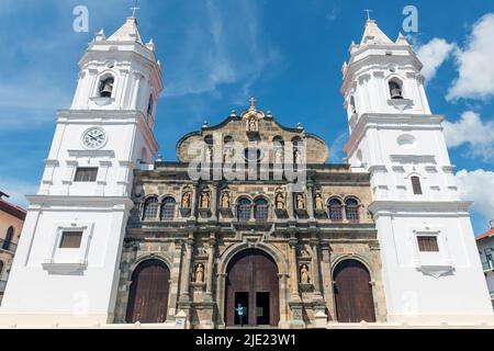 Panama City, Panama - 29 octobre 2021 : Cathédrale Sainte-Marie Basilique Église extérieur de la vieille ville de Casco Viejo ville de Panama Banque D'Images