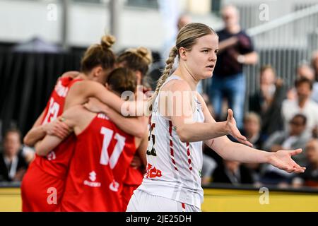 Becky Massey, de Belgique, montre une défaite après un match de basketball 3x3 entre la Belgique et la Pologne, dans le cadre du tournoi de qualification des femmes à la coupe du monde FIBA 2022, le vendredi 24 juin 2022, à Anvers. La coupe du monde 2022 de la FIBA 3x3 basket se déroule du 21 au 26 juin à Anvers. BELGA PHOTO TOM GOYVAERTS Banque D'Images