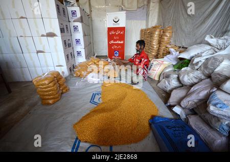 23 juin 2022, Peshawar, khyber pakhtunkhwa, Pakistan: Les travailleurs de la Fondation Alkhidmat chargent des secours dans des camions de livraison pour les victimes afghanes du tremblement de terre à Chamkani. Plus de 1 000 personnes ont été tuées et plus de 1 500 autres blessées après un séisme de magnitude 5,9 qui a frappé l'est de l'Afghanistan avant l'aube le 22 juin, a rapporté l'agence de presse nationale de Bakhtar. Selon les autorités, le nombre de morts devrait augmenter. (Image de crédit : © Hussain Ali/Pacific Press via ZUMA Press Wire) Banque D'Images