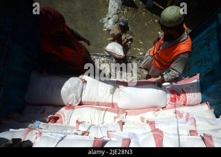 23 juin 2022, Peshawar, khyber pakhtunkhwa, Pakistan: Les travailleurs de la Fondation Alkhidmat chargent des secours dans des camions de livraison pour les victimes afghanes du tremblement de terre à Chamkani. Plus de 1 000 personnes ont été tuées et plus de 1 500 autres blessées après un séisme de magnitude 5,9 qui a frappé l'est de l'Afghanistan avant l'aube le 22 juin, a rapporté l'agence de presse nationale de Bakhtar. Selon les autorités, le nombre de morts devrait augmenter. (Image de crédit : © Hussain Ali/Pacific Press via ZUMA Press Wire) Banque D'Images