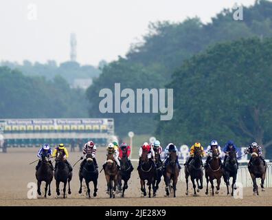 Coureurs et cavaliers dans la JenningsBet Gosforth Park Cup handicap pendant le deuxième jour du Northumberland plate Festival à l'hippodrome de Newcastle. Date de la photo: Vendredi 24 juin 2022. Banque D'Images