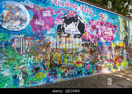 Mur Lennon - mur recouvert de graffitis inspiré par Lennon à Prague, République tchèque, 18 mai 2022 Banque D'Images