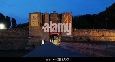 Entrée de la forteresse de Brancaleone la nuit. Ravenne, Émilie-Romagne, Italie Banque D'Images