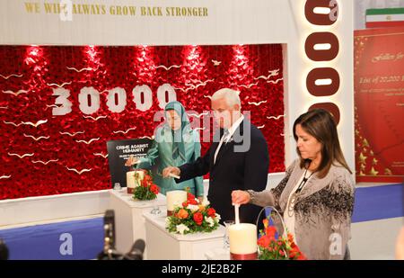 Le vice-président Mike Pence, Karen Pence et le président élu du CNRI Maryam Rajavi (à gauche) éclairent les bougies, commémorant les martyrs de prison de l'Iran en 1988 à l'exposition de la résistance à Ashraf en 3, qui abrite des milliers de membres du principal mouvement d'opposition iranien, Les Mujahedin-e Khalq (PMOI/MEK) ont échangé des vues sur les conditions objectives de la société iranienne, l'alternative NCRI et l'approche de la communauté internationale face au fascisme religieux qui gouverne l'Iran. Banque D'Images