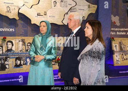 Président élu du Conseil national de la résistance de l'Iran (NCRI) Maryam Rajavi, vice-président Mike Pence et Karen Pence visitent l'exposition de la résistance, à Ashraf en 3, qui abrite des milliers de membres du principal mouvement d'opposition iranien, les Mujahedin-e Khalq (PMOI/MEK), Maryam Rajavi montre à Mike Pence les photos des victimes du massacre de l'Iran et a échangé des vues sur les conditions objectives de la société iranienne, l'alternative NCRI et l'approche de la communauté internationale face au fascisme religieux qui gouverne l'Iran. Banque D'Images