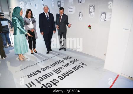 Maryam Rajavi, présidente élue du CNRI, Karen Pence et Mike Pence, vice-président, visitent l'exposition de la résistance, à Ashraf en 3, qui abrite des milliers de membres du principal mouvement d'opposition iranien, les Mujahedin-e Khalq (PMOI/MEK), Maryam Rajavi montre à Mike Pence le texte de l'entrée dans les jalles d'exécution de l'exposition sur les droits de l'homme. Des points de vue ont été échangés sur les conditions objectives de la société iranienne, l'alternative NCRI et l'approche de la communauté internationale face au fascisme religieux qui gouverne l'Iran. Banque D'Images