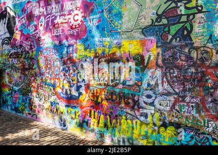 Mur Lennon - mur recouvert de graffitis inspiré par Lennon à Prague, République tchèque, 18 mai 2022 Banque D'Images