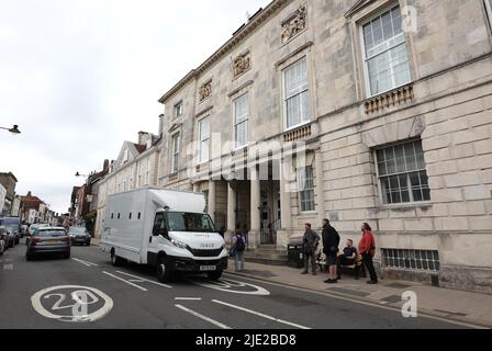 Vue générale d'une fourgonnette de la prison SERCO à l'extérieur du tribunal de la Couronne de Lewes. Banque D'Images