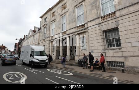 Vue générale d'une fourgonnette de la prison SERCO à l'extérieur du tribunal de la Couronne de Lewes. Banque D'Images