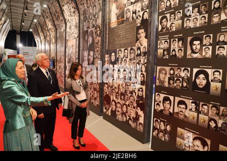 Président élu du Conseil national de la résistance de l'Iran (NCRI) Maryam Rajavi, vice-président Mike Pence et Karen Pence visitent l'exposition de la résistance, à Ashraf en 3, qui abrite des milliers de membres du principal mouvement d'opposition iranien, les Mujahedin-e Khalq (PMOI/MEK), Maryam Rajavi montre à Mike Pence les photos des victimes du massacre de l'Iran. Des vues ont été échangées sur les conditions objectives de la société iranienne, l'alternative NCRI et l'approche de la communauté internationale face au fascisme religieux qui gouverne l'Iran. (Photo de Siavosh Hosseini/SOPA Images/Sipa USA) Banque D'Images