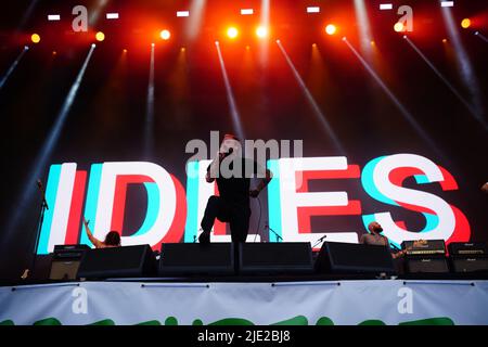 Joe Talbot, d'Idles, qui se déroule sur l'autre scène au Glastonbury Festival à la ferme de Talant, dans le Somerset. Date de la photo: Vendredi 24 juin 2022. Banque D'Images