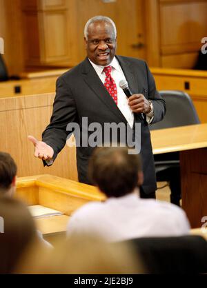 Clarence Thomas, juge à la Cour suprême des États-Unis, parle lors d'une visite d'une école de droit à 2 février 2010, à Gulfport, en Floride. Banque D'Images