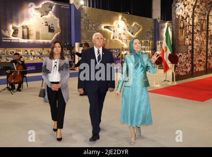 Manez, Albanie. 23rd juin 2022. Président élu du Conseil national de la résistance de l'Iran (NCRI) Maryam Rajavi, vice-président Mike Pence et Karen Pence visitent l'exposition de la résistance, à Ashraf en 3, qui abrite des milliers de membres du principal mouvement d'opposition iranien, les Mujahedin-e Khalq (PMOI/MEK), Maryam Rajavi montre à Mike Pence les photos des victimes du massacre de l'Iran. Des vues ont été échangées sur les conditions objectives de la société iranienne, l'alternative NCRI et l'approche de la communauté internationale face au fascisme religieux qui gouverne l'Iran. (Credit image: © Siavosh Hosseini/SOPA IM Banque D'Images