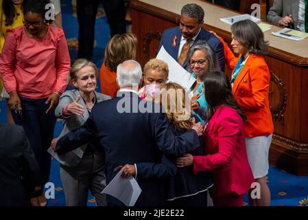 Washington, États-Unis d'Amérique. 24th juin 2022. Les membres du Congrès se sont embrassé sur le plancher de la Chambre des représentants après le vote de la loi bipartisane Safer Communities Act au Capitole des États-Unis à Washington, DC sur 24 juin 2022. Le projet de loi, adopté par 234 voix contre 193, est maintenant transmis au président Biden pour sa signature. Crédit: Rod Lamkey/CNP/Sipa USA crédit: SIPA USA/Alay Live News Banque D'Images