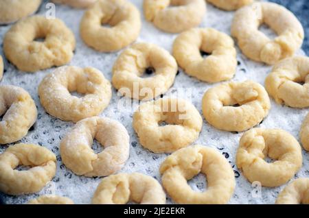 Beignets faits maison prêts à être cuits Banque D'Images