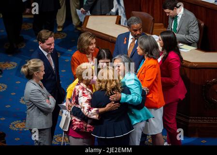 Nancy Pelosi (démocrate de Californie), présidente de la Chambre des représentants des États-Unis, se joint aux membres du Congrès alors qu'ils embrassent la Chambre à la suite du vote en faveur de la loi bipartisane Safer Communities Act au Capitole des États-Unis à Washington, DC sur 24 juin 2022. Le projet de loi, adopté par 234 voix contre 193, est maintenant transmis au président Biden pour sa signature. Crédit : Rod Lamkey/CNP/MediaPunch Banque D'Images