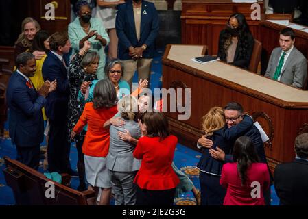 Les membres du Congrès se sont embrassé sur le plancher de la Chambre des représentants après le vote de la loi bipartisane Safer Communities Act au Capitole des États-Unis à Washington, DC sur 24 juin 2022. Le projet de loi, adopté par 234 voix contre 193, est maintenant transmis au président Biden pour sa signature. Crédit : Rod Lamkey/CNP Banque D'Images